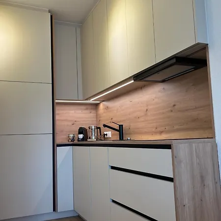 Stilvolles City-apartment Mit Suedbalkon & Tiefgarage * ヴェルス